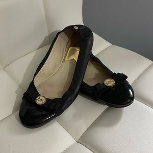 MICHAEL KORS black and gold details flats